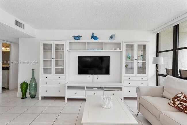 Building Photo - 1000 Parkview Dr