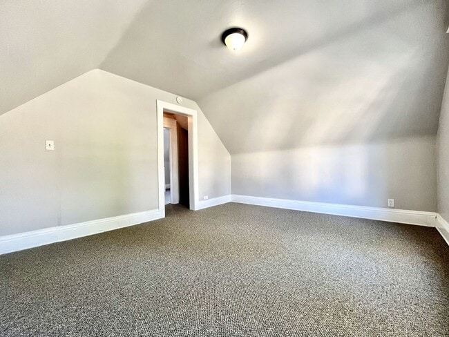 Building Photo - Five Bedroom Home in Muskegon