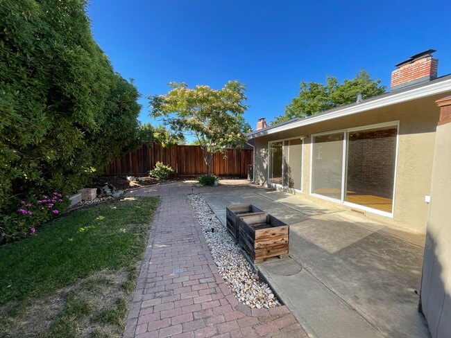 Building Photo - Great Shape Sunset West Single Family Home