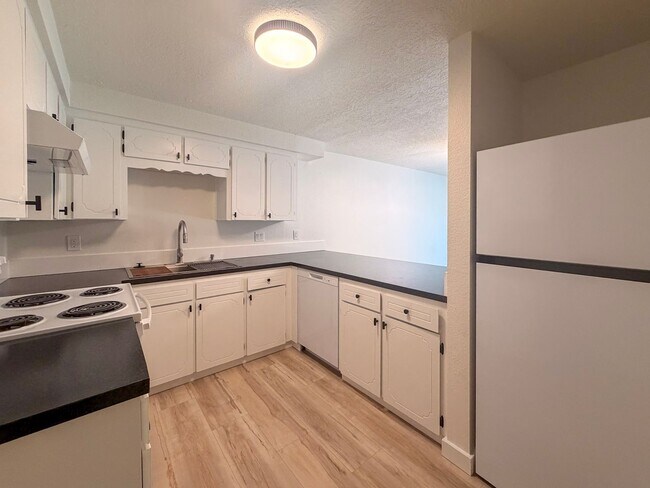 Building Photo - 4507-4517-4517 Boulder Dr SE