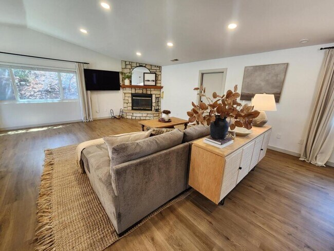 Building Photo - 479 Merida Dr