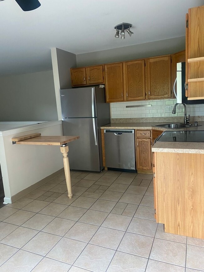 Building Photo - Cozy 2 Bedroom Condo