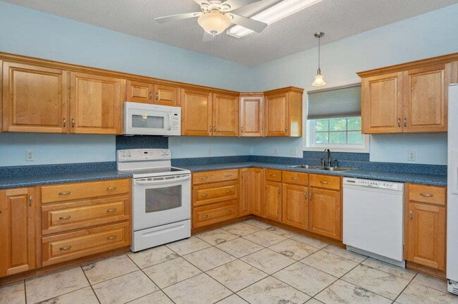 Building Photo - A spacious four bedroom, two and a half bathroom home located in the heart of the DeFuniak Spring...