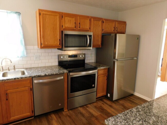 Building Photo - Spacious 4 Bedroom, 2.5 Bath Home