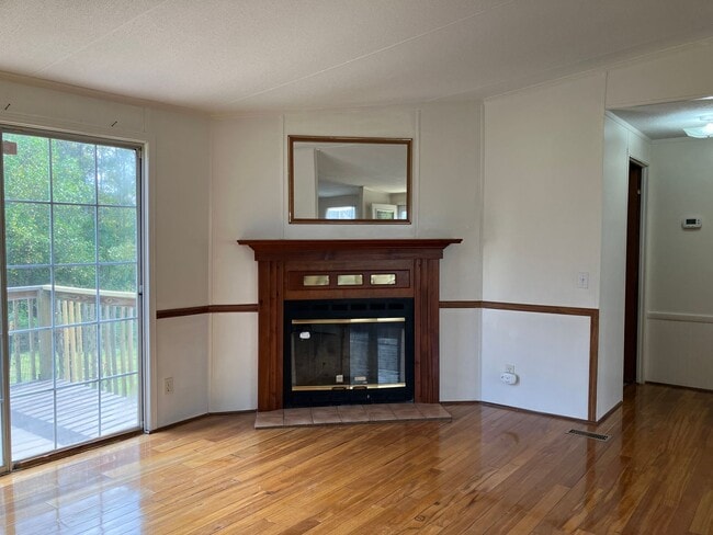 Building Photo - Three Bedroom Home in Hickory