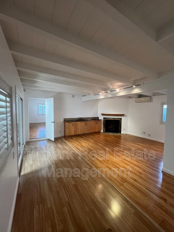 Building Photo - 337 S Beachwood Dr