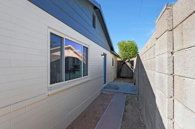 Building Photo - 7031 E Loma Land Dr