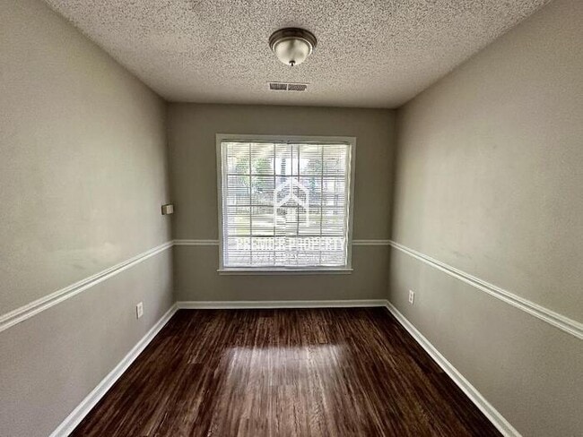 Building Photo - 6667 Amersham Dr
