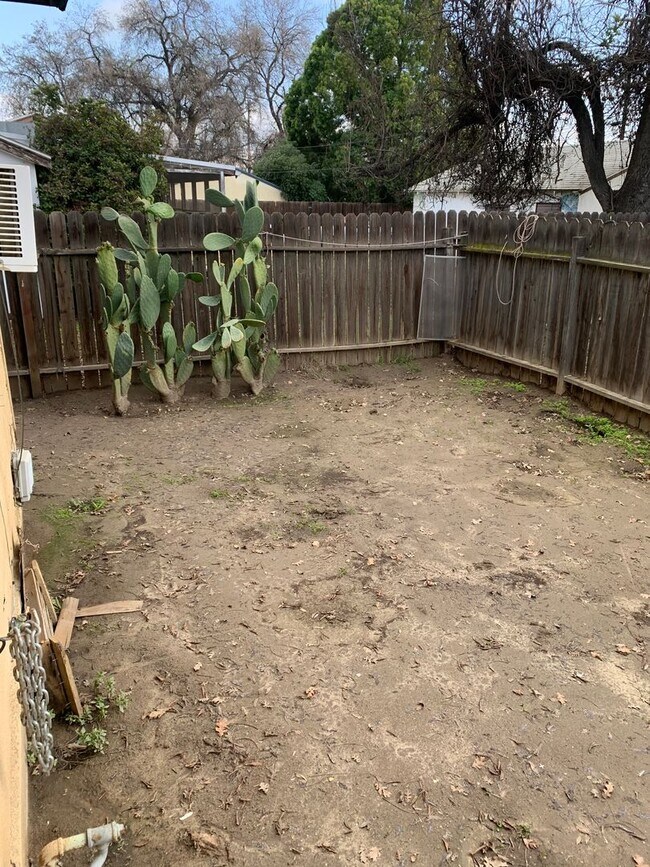 Building Photo - 2 Bedroom 1 Bath