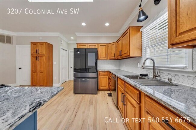 Building Photo - 3207 Colonial Ave SW