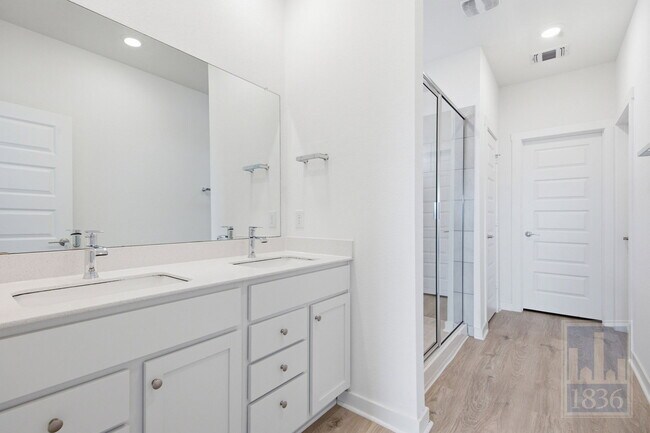 Building Photo - 10925 Tildon Ave