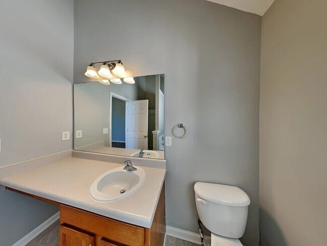 Building Photo - 2625 Fairstone Ave
