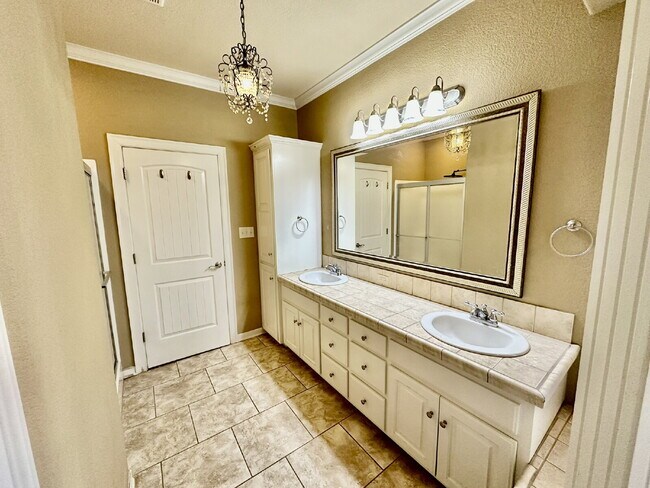 Building Photo - 2591 N Tragalger Dr.