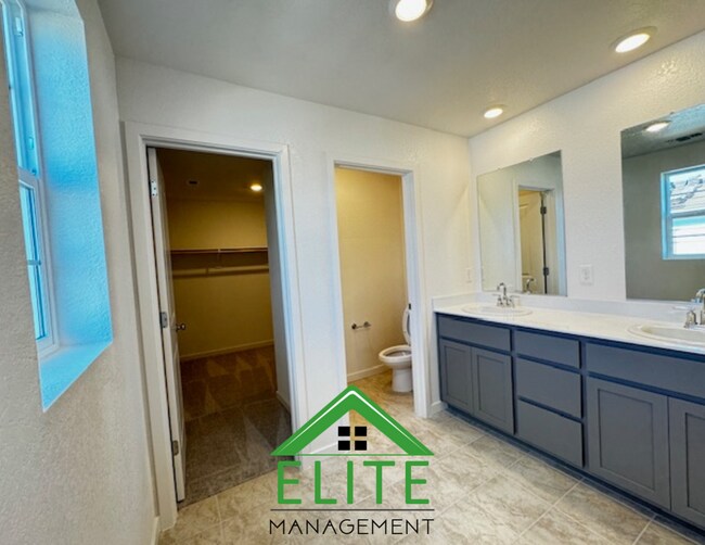 Building Photo - Beautiful 4 Bedroom, 3 Full Bath Two Story One year Old Home