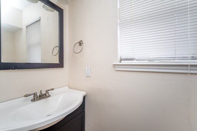 Building Photo - 3927 Pleasant Valley Dr
