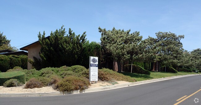 Primary Photo - Hillcrest Apartments