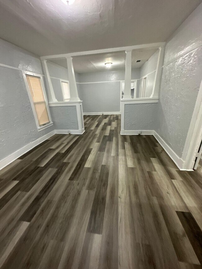 Building Photo - Fully Renovated 2/1 -Single Family Availab...