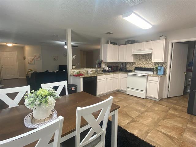 Building Photo - 2224 Maple Dr