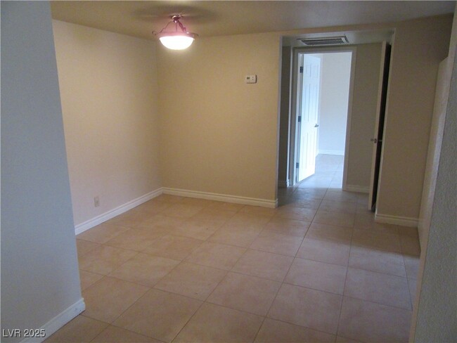 Building Photo - 4954 River Glen Dr