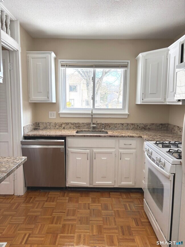 Building Photo - 20 Greenbriar Dr