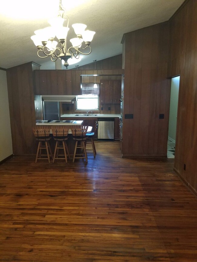 Building Photo - Charming 3BD/2BA Two-Story Home with Pictu...