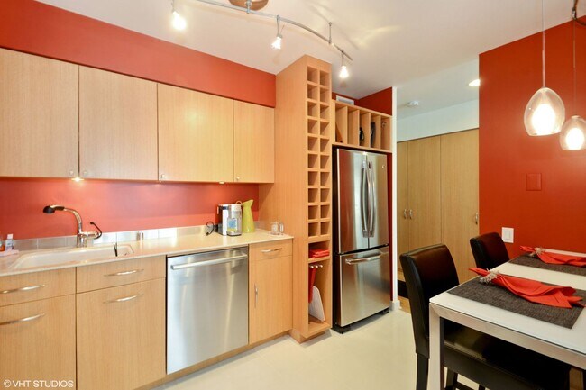 Building Photo - 260 E Chestnut St