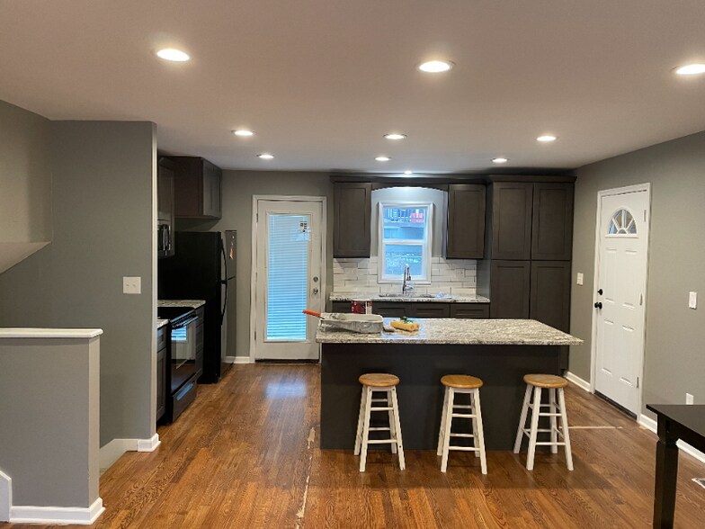 Building Photo - 9914 England Dr