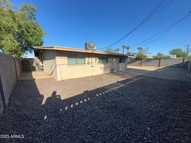 Building Photo - 1808 N Aster St