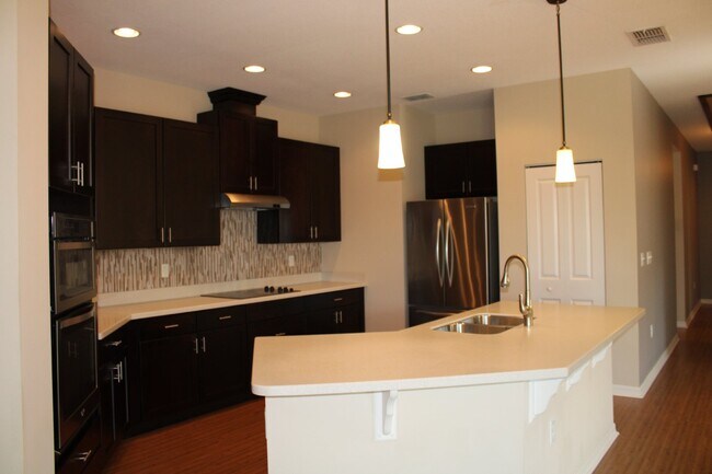 Building Photo - "Stunning 3 Bed/2 Bath Home with Lake View...