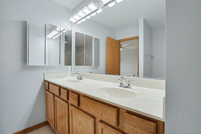 Building Photo - 937 Emerald Dr