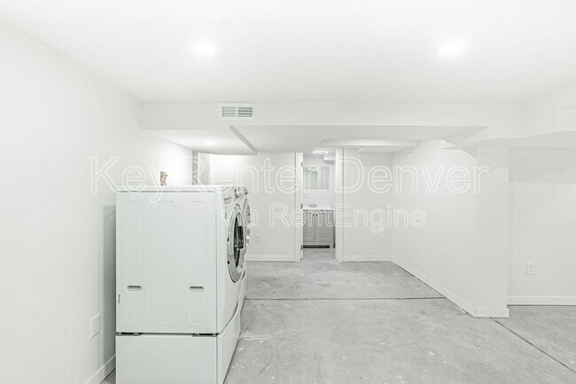 Building Photo - 421 Stuart St