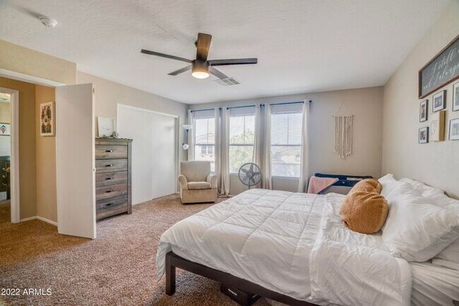 Building Photo - 5 bed - 3 bath in Litchfield with Pool!