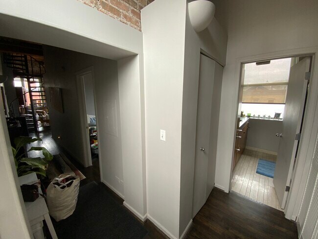 Entrance - 1701 N Damen Ave