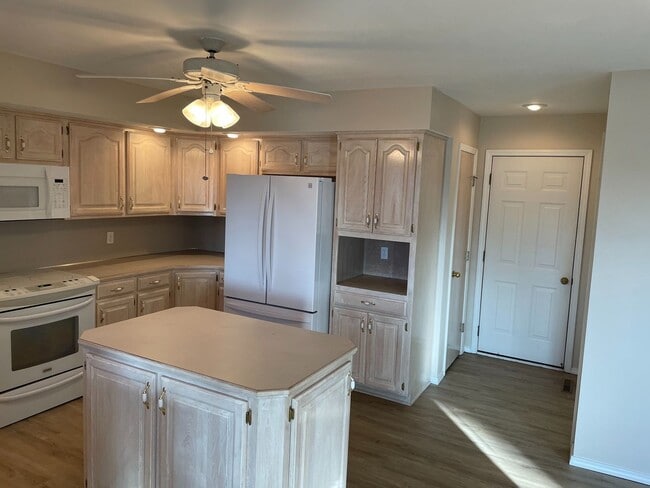 Building Photo - BEAUTIFUL Spacious home with an open floor plan in a great area!