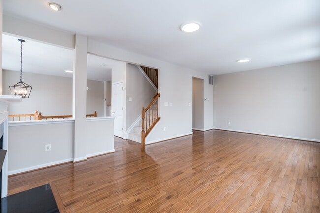 Building Photo - Immaculate 3 Bed 2 Full & 2 Half Bath End ...