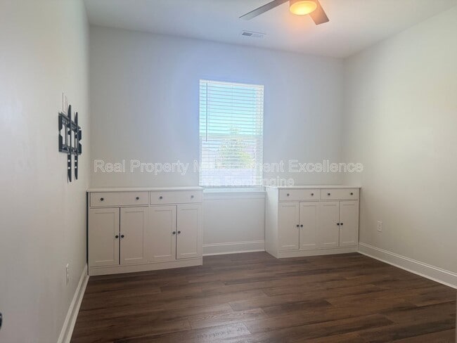 Building Photo - 16 Clear Creek Cir