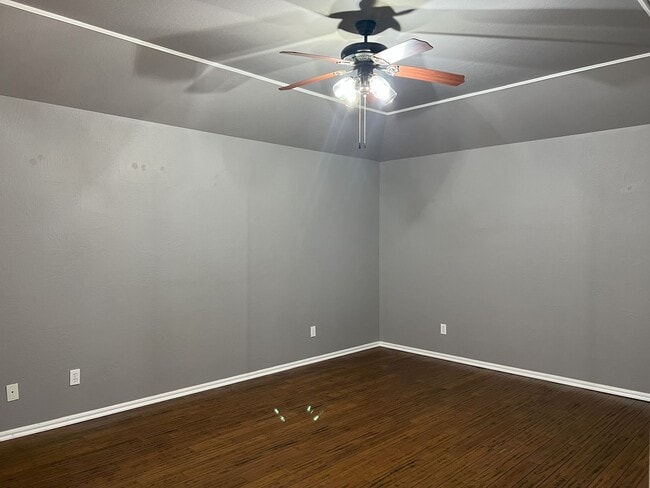 Building Photo - (3) Bed/(2) Bath + Study and Safe Room in ...