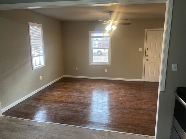 Building Photo - SLATON CHARMER! Totally Remodeled!! Availa...