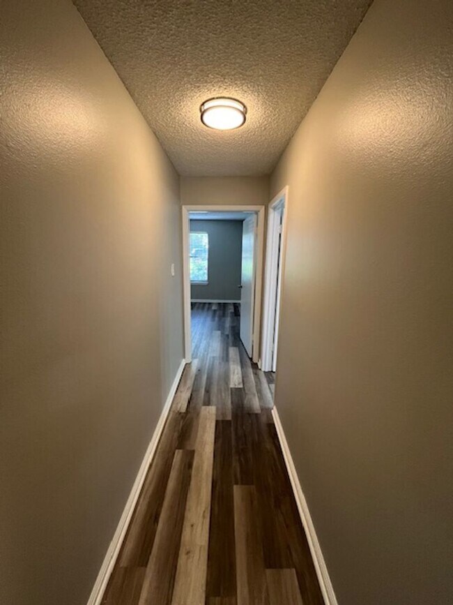 Building Photo - 16 Eastwood Dr