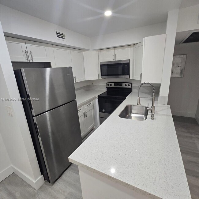 Building Photo - 10020 Winding Lake Rd