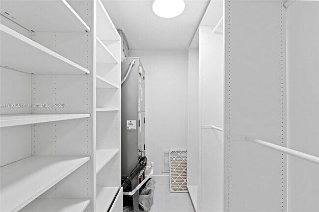 Building Photo - 10250 Oleander Ct