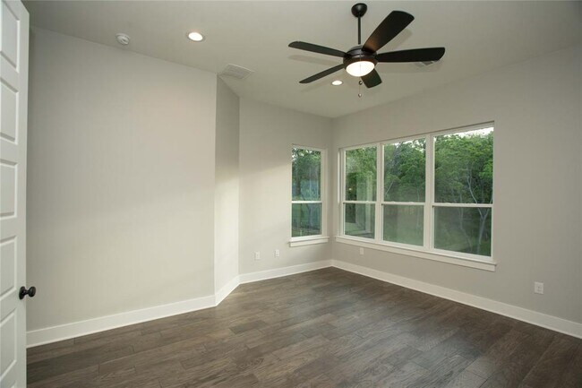 Building Photo - 3022 Sunridge Dr