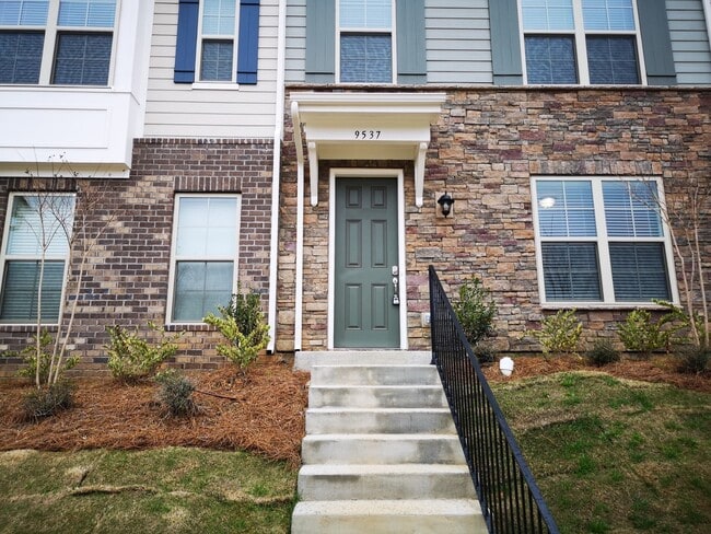 Building Photo - Excellent Location!!!Townhome