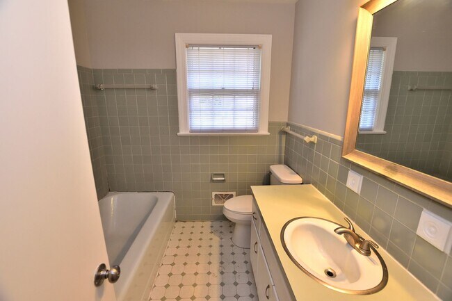 Building Photo - 708 Cedarbrook Dr