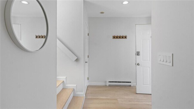 Building Photo - 152 Tuckerman Ave