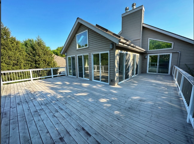 Building Photo - 1114 S Charlemagne Dr