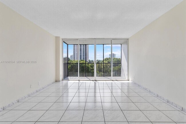 Building Photo - 3101 N Country Club Dr