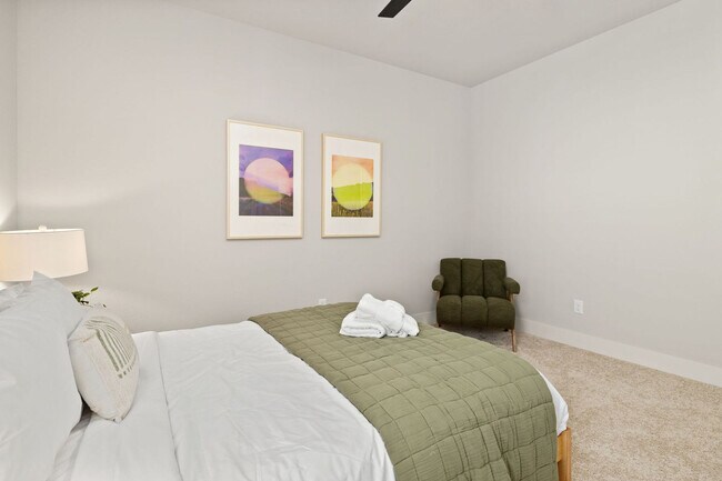 Building Photo - 913 NE Hts Ln