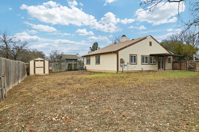 Building Photo - Northwest Crossing Retreat with Greenbelt Views