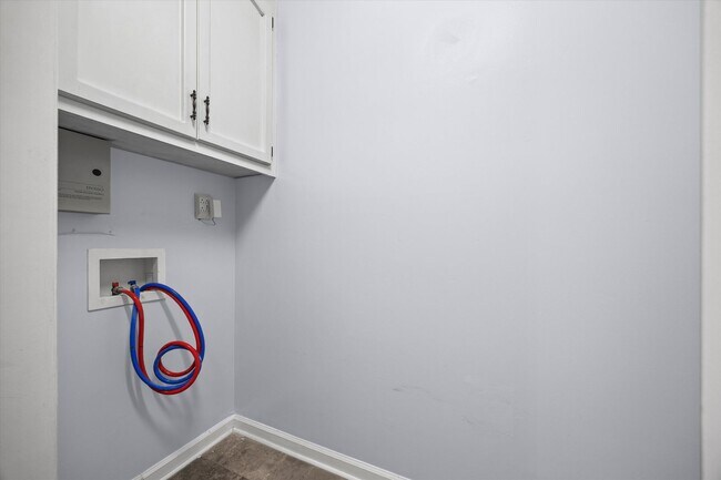 Building Photo - Updated and well maintained 3 bedroom, 2 b...